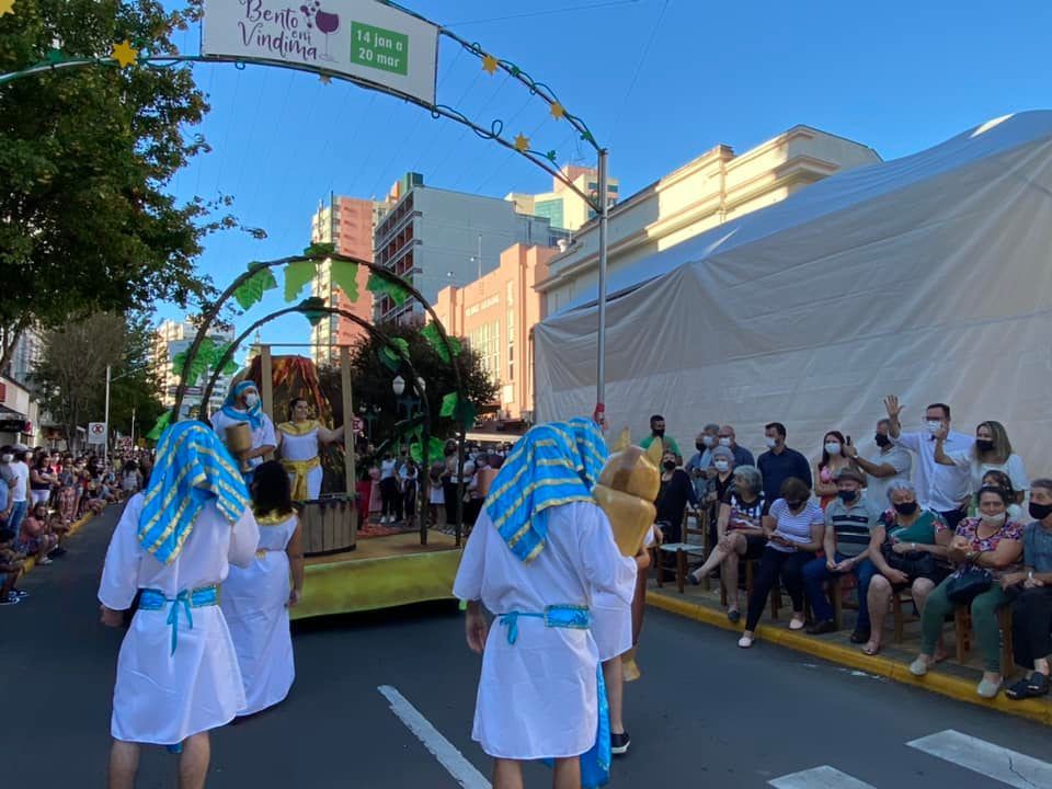 Desfile de carros alegóricos marca segunda semana do Bento em Vindima