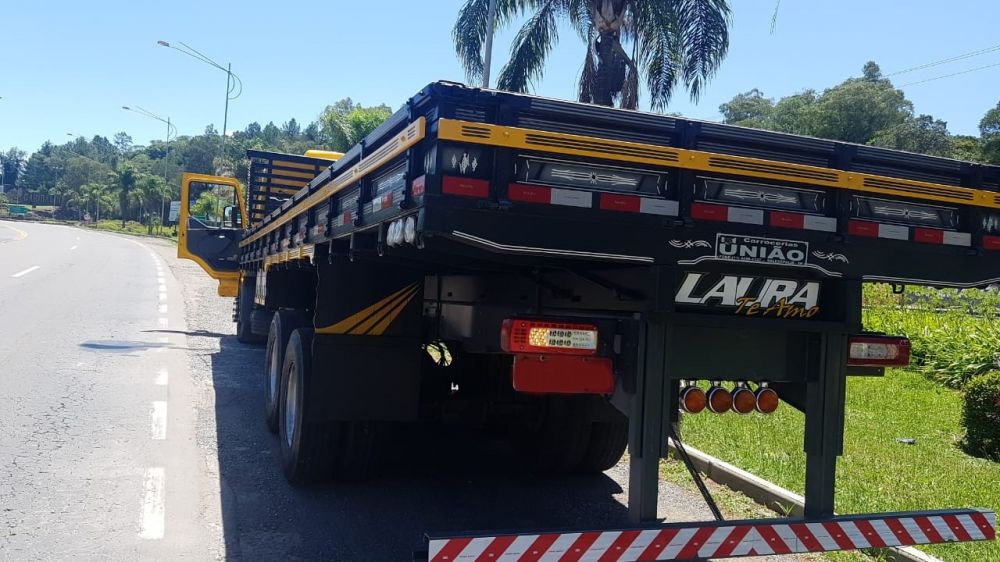 PRF flagra caminhões com traseira levantada na Serra Gaúcha