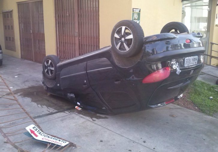 Carro capota em acidente no centro de Bento