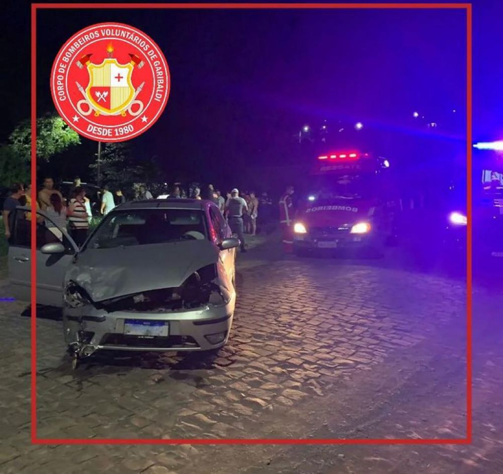 Acidente entre dois veículos deixa três pessoas feridas no Chácaras