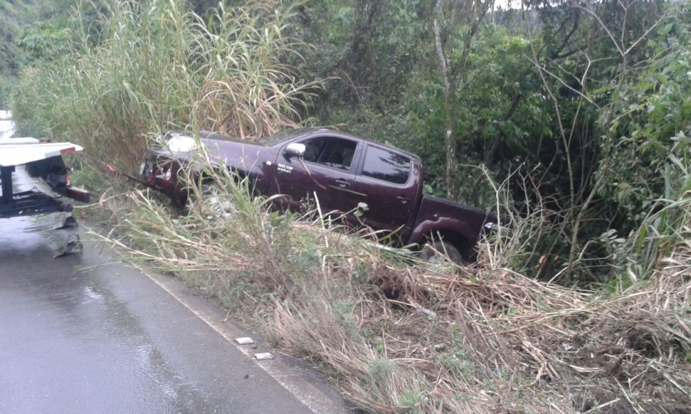 Condutor perde controle e sai da pista na ERS-122 em São Vendelino