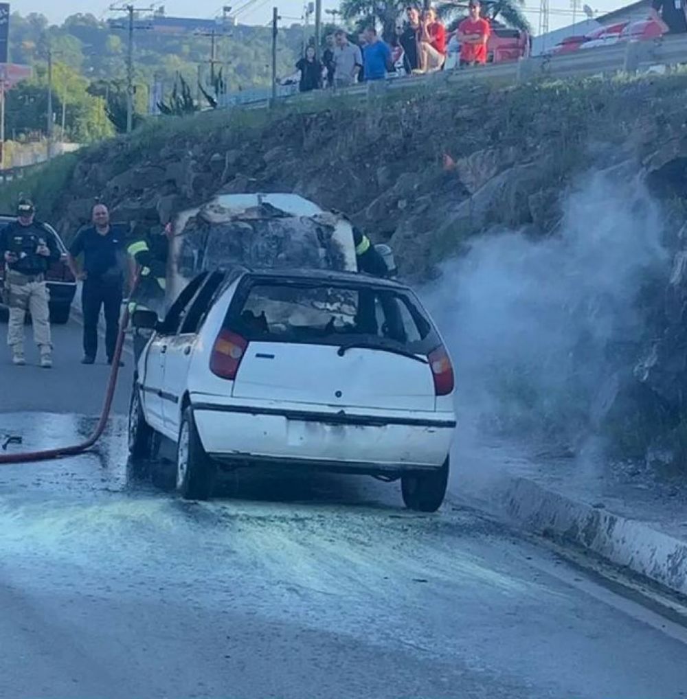 Veículo pega fogo na BR-470 em Garibaldi