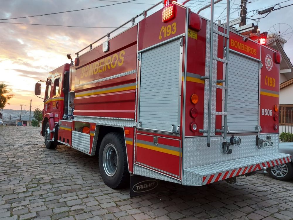 Casa pega fogo após ser alvo de tiros em Bento Gonçalves 
