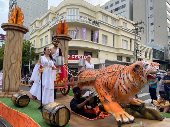 Bento em Vindima: penúltimo fim de semana de desfiles é marcado por shows e diversão