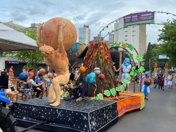 Bento em Vindima: penúltimo fim de semana de desfiles é marcado por shows e diversão