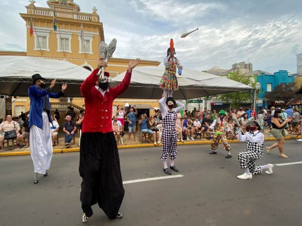 Bento em Vindima: penúltimo fim de semana de desfiles é marcado por shows e diversão