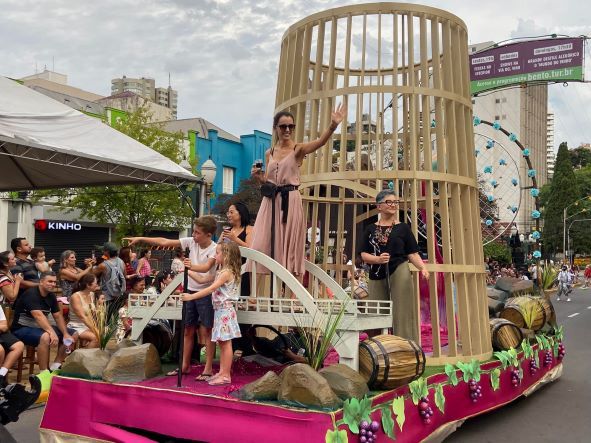Bento em Vindima: penúltimo fim de semana de desfiles é marcado por shows e diversão