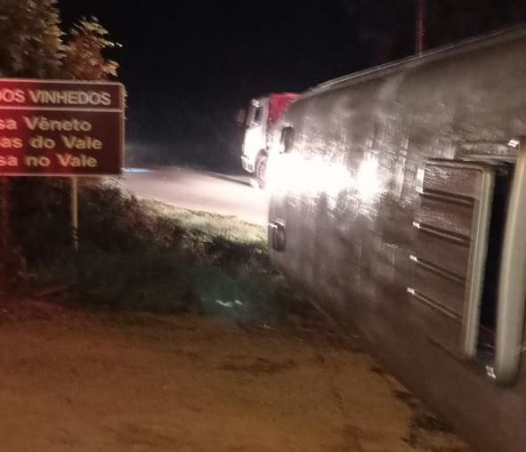 Cinco pessoas ficam feridas após tombamento de ônibus no Vale dos Vinhedos