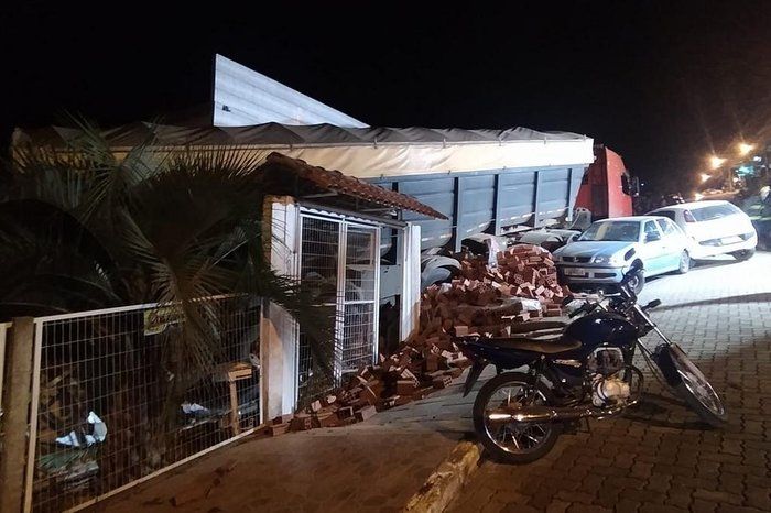 Carreta invade pátio de casa em Bento Gonçalves