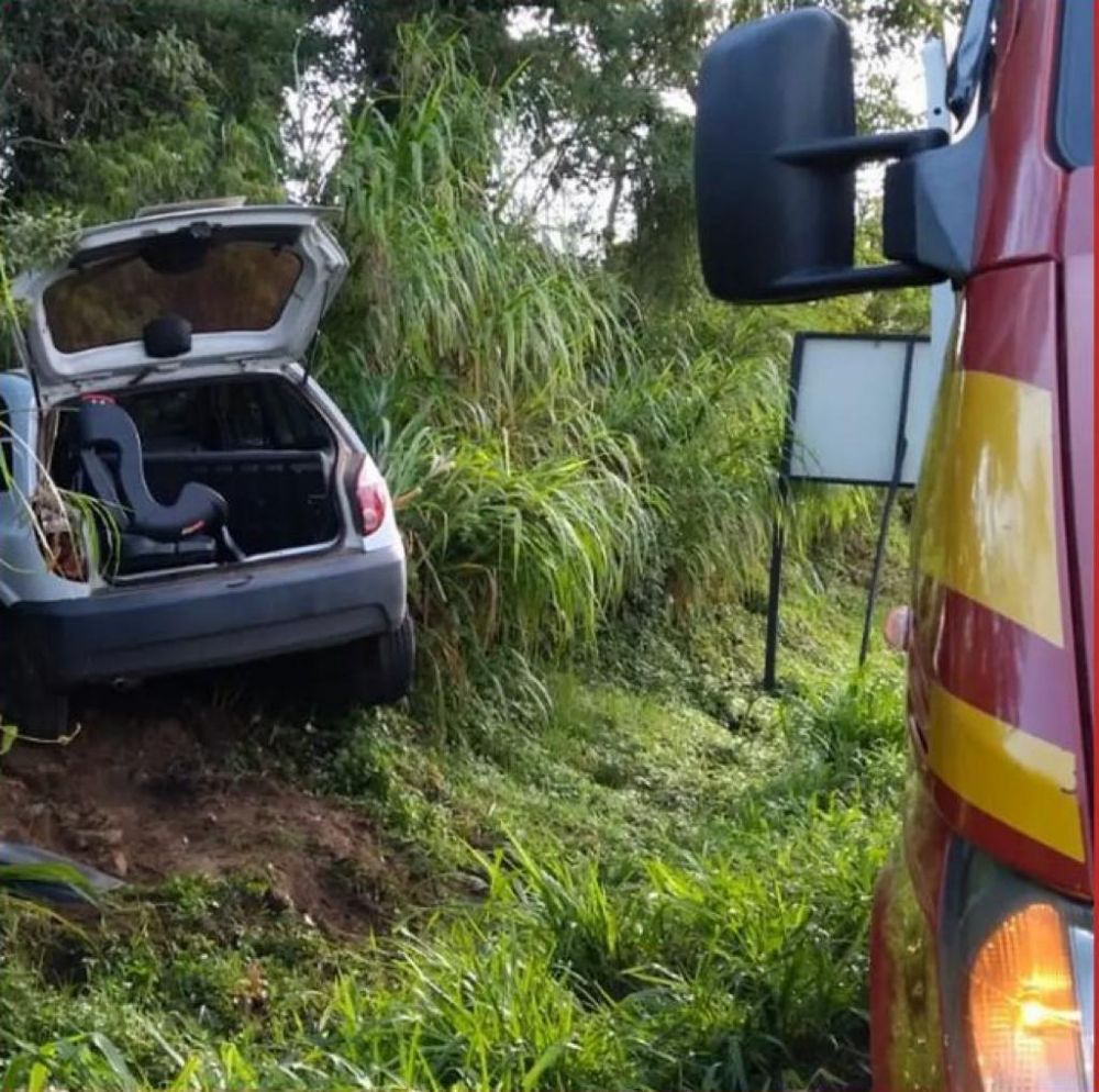 Adolescente fica ferido após saída de pista na Rota do Sol