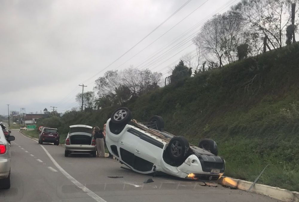 Colisão seguida de capotamento deixa uma pessoa ferida no trevo da Telasul