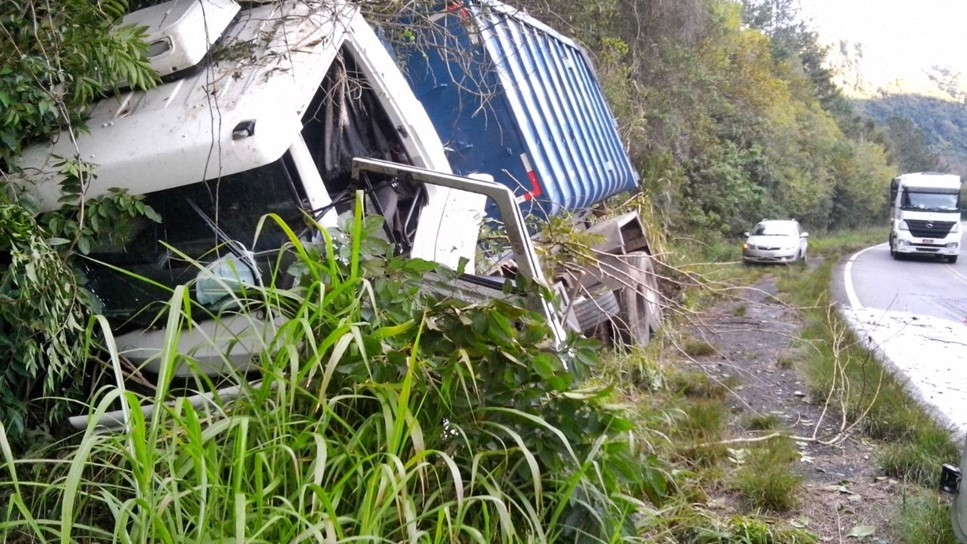 Caminhão caçamba desgovernado bate em barranco ne ERS - 446