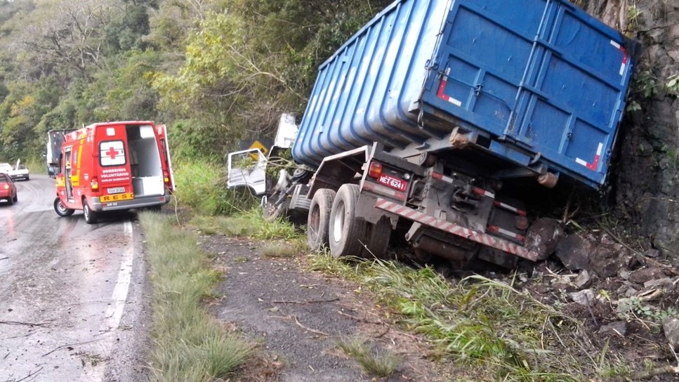 Caminhão caçamba desgovernado bate em barranco ne ERS - 446