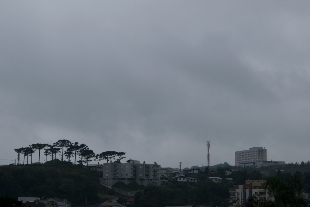 Semana inicia com temperaturas amenas e possibilidade de chuva na Serra