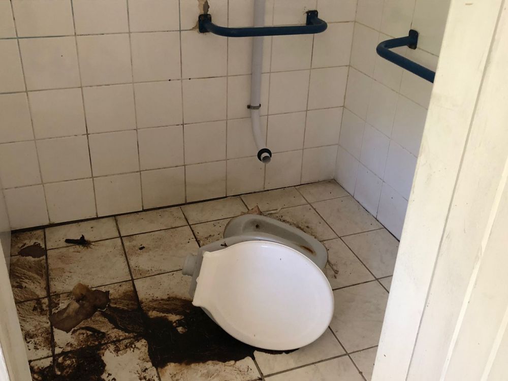Praça da Martini: Prefeitura estuda interdição dos banheiros após depredação
