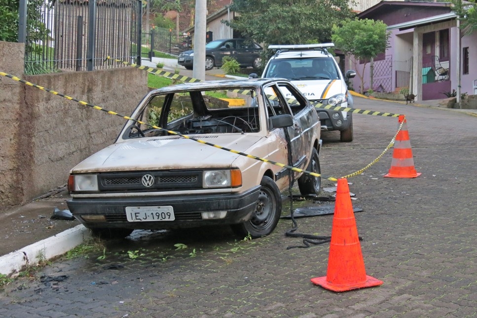 Carro é incendiado em São  Vendelino