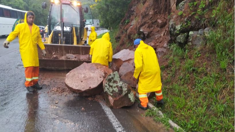 Chuva causa deslizamento de pedras na BR-470 em Bento Gonçalves