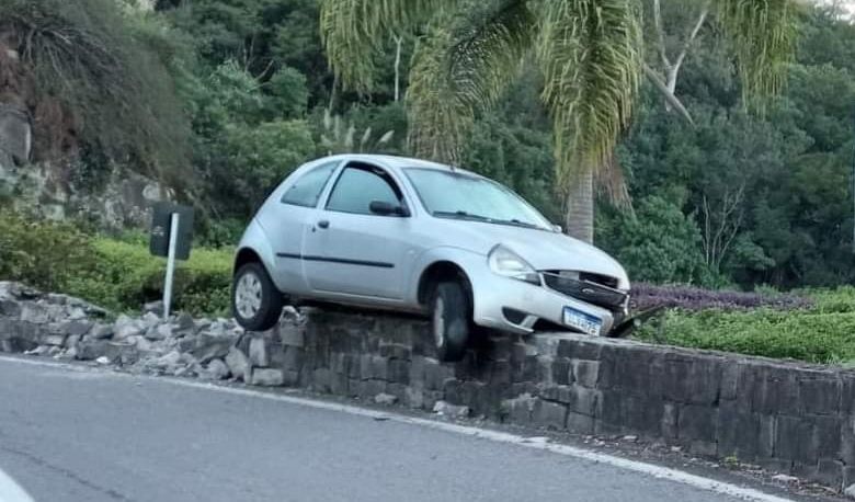 Carro é encontrado abandonado sobre muro na entrada de Garibaldi 