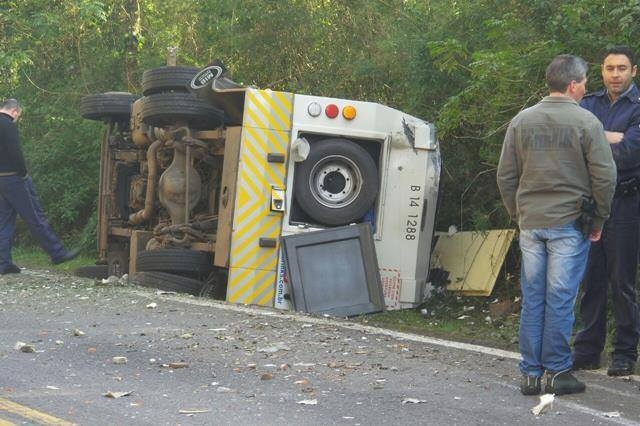 Bandidos fortemente armados atacam e explodem carro forte em Flores da Cunha