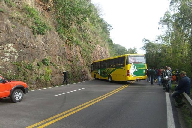 Bandidos fortemente armados atacam e explodem carro forte em Flores da Cunha