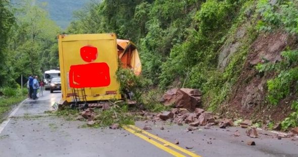 Pedras se desprendem de penhasco e acertam caminhão na BR-470 em Bento