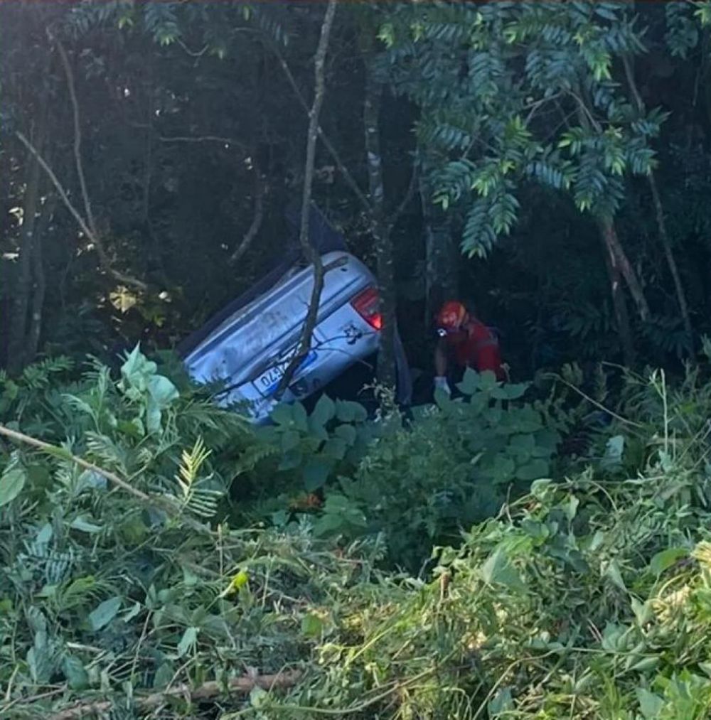 Motorista fica ferido após capotar veículo e cair em um barranco no interior de Garibaldi