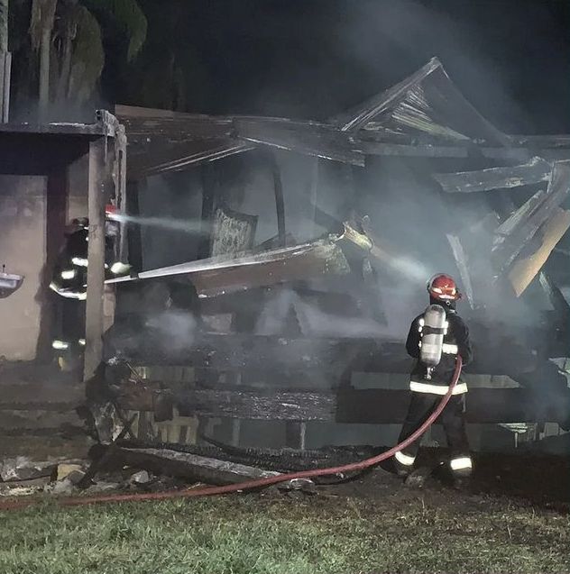 Incêndio de grandes proporções consome residência em São Gabriel