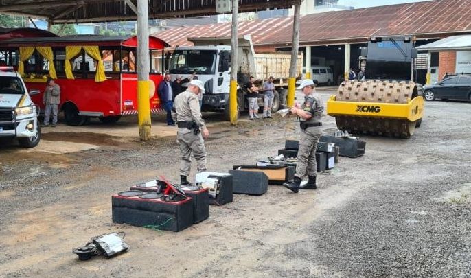 Brigada Militar destrói equipamentos de som automotivo em Farroupilha
