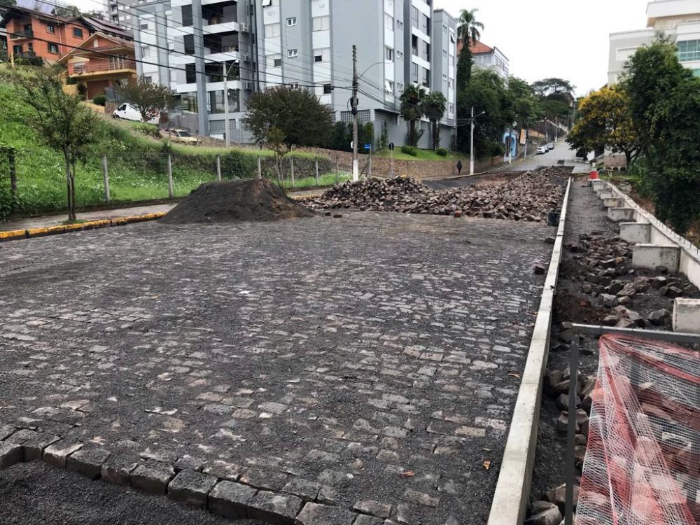 Iniciada a pavimentação na Irmão José Sion e obra deverá ser concluída em 90 dias