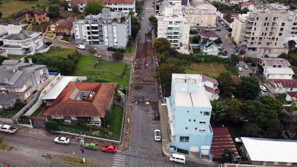 Iniciada a pavimentação na Irmão José Sion e obra deverá ser concluída em 90 dias