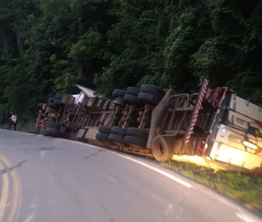 Motorista fica gravemente ferido após tombar carreta na serra do Rio das Antas