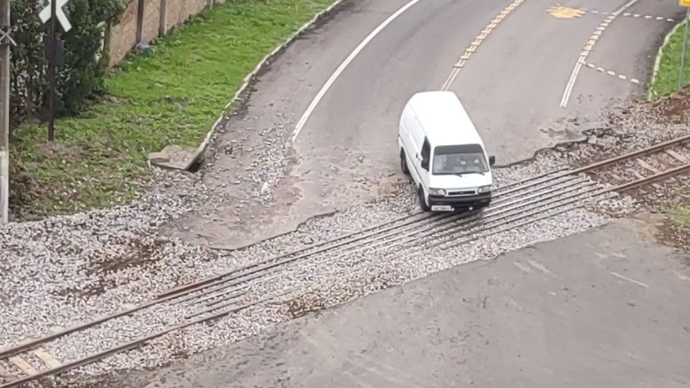 Moradores do Ferroviário reclamam de buracos deixados após manutenção dos trilhos