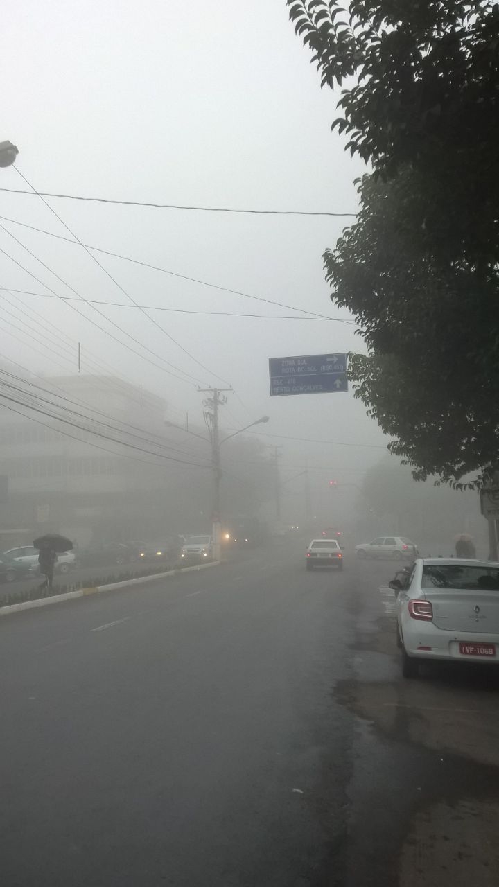 Chuva e nevoeiro tomam conta da paisagem nesta terça-feira