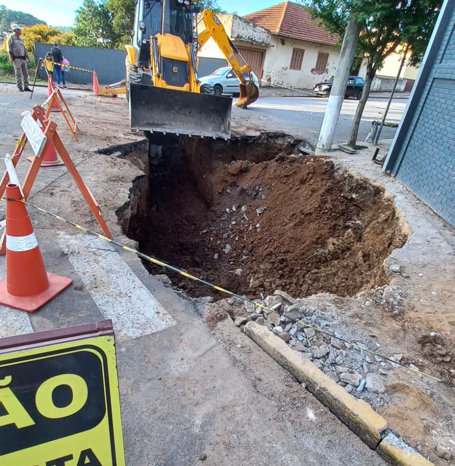 Em Carlos Barbosa, buraco na rua Borges de Medeiros preocupa motoristas