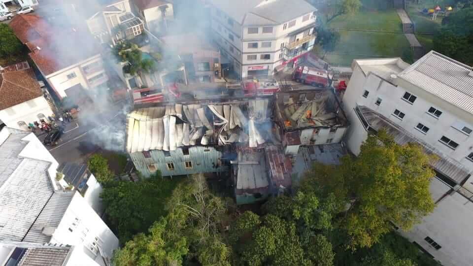 Incêndio de grandes proporções destrói antigo hotel Garibaldi