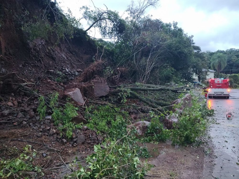 Chuva causa deslizamento no interior de Garibaldi