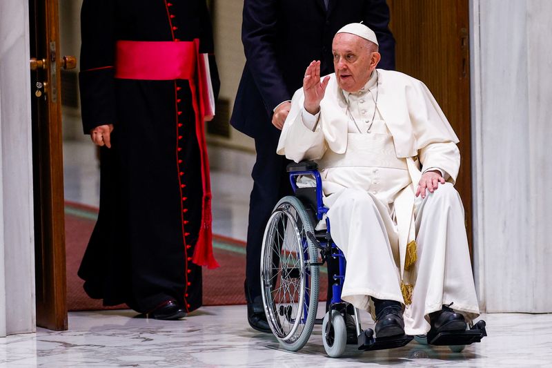 Papa usa cadeira de rodas em público pela primeira vez