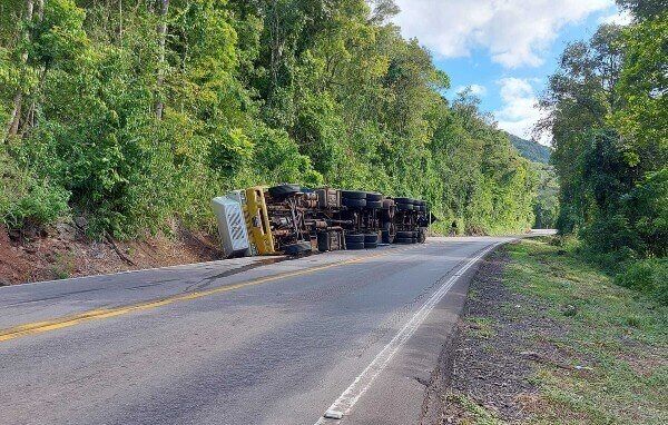 Carreta tomba na BR-470 em Bento Gonçalves