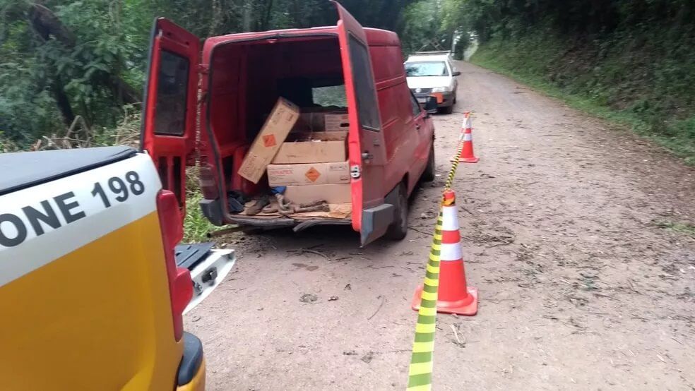 Retirada  de carga bloqueia km 10 da rodovia ERS-446 em Carlos Barbosa