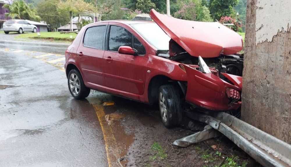Mulher perde o controle do veículo na ERS 431 em Bento Gonçalves