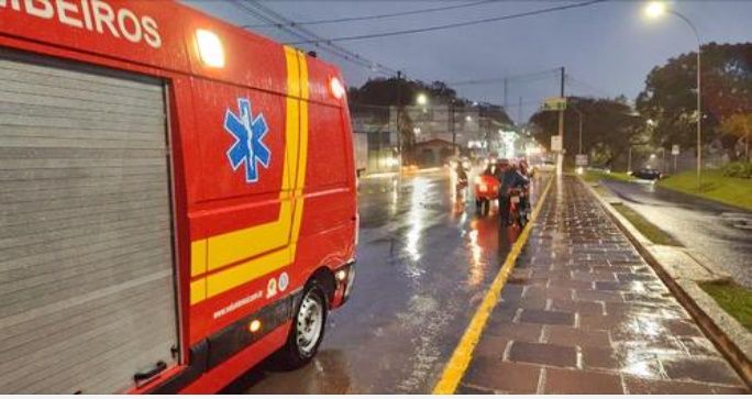 Mulher é atropelada por moto em Carlos Barbosa