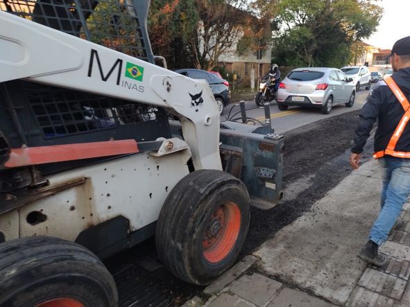 Secretaria de Obras de Bento realiza trabalho de recuperação nas vias 