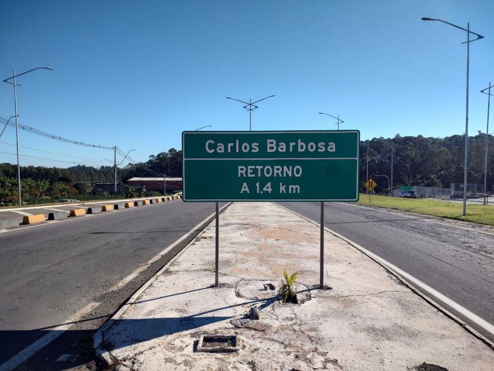 DNIT instala placas de sinalização no acesso à Carlos Barbosa 