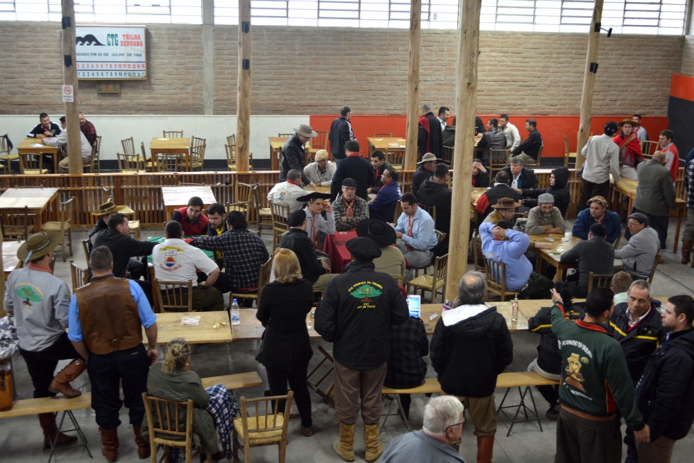 Torneio de Truco reúne centenas de pessoas em Carlos Barbosa