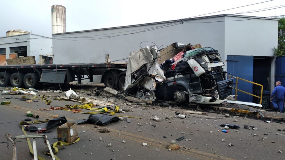 Grave acidente com caminhão interrompe trânsito em Imigrante