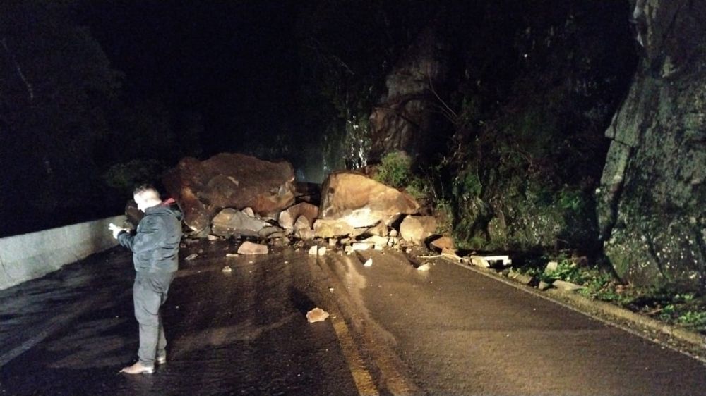 Deslizamento de pedras bloqueia trecho da BR-116 na saída de Caxias