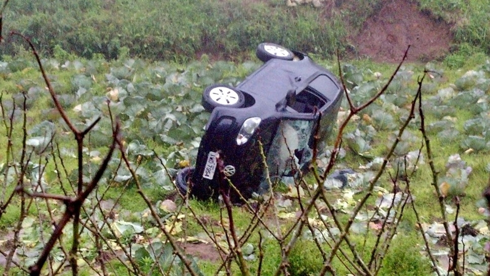 Capotamento deixa uma mulher ferida na BR 470 entre Carlos Barbosa e Barão