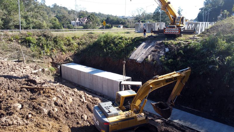 Secretaria Municipal de Obras realiza a  instalação de galerias pluviais 