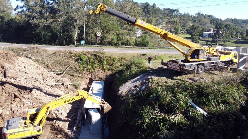 Secretaria Municipal de Obras realiza a  instalação de galerias pluviais 