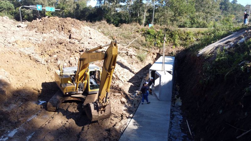 Secretaria Municipal de Obras realiza a  instalação de galerias pluviais 